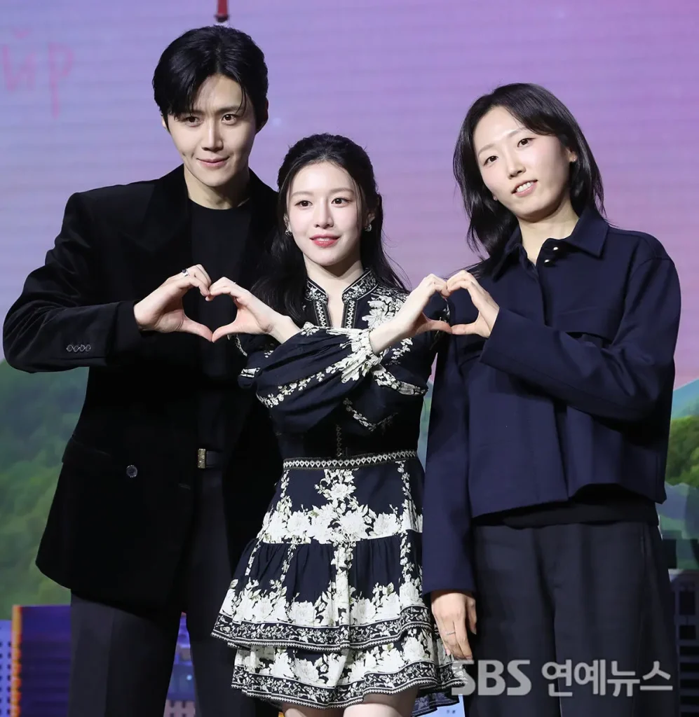 Los actores Kim Seon-ho y Go Youn-jung, junto al director Yoo Young-eun, posan para fotos durante una conferencia de prensa para 'Can This Love Be Translated?' de Netflix en el Palacio Josun en el distrito Gangnam de Seúl el 13 de enero.